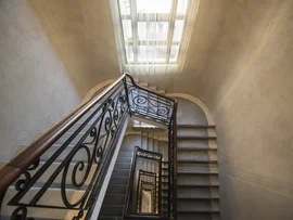 Boutique Hotel a Verona · Touring 3★ · A 2 min da Piazza Erbe Vista dall'alto di una scala interna con ringhiera in ferro battuto e finestra