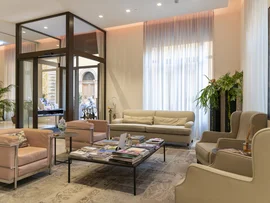 Boutique Hotel a Verona · Touring 3★ · A 2 min da Piazza Erbe Salotto elegante con divani, poltrone e tavolino con riviste in hotel